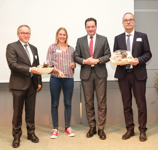 Kategorie Pflanze: Anton Reinl (AGES), Svenja Bomers (AGES), Landwirtschaftsminister Norbert Totschnig, Thomas Kickinger(AGES) (Vergrößert das Bild in einem Dialog Fenster)