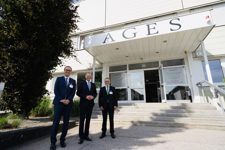 v. Li.: AGES Geschäftsführer Thomas Kickinger, Landeshauptmann Thomas Stelzer, AGES Geschäftsführer Anton Reinl (Vergrößert das Bild in einem Dialog Fenster)